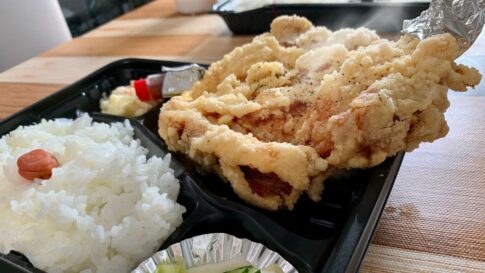 容器からはみ出るデカさ！揚げたて唐揚げ 山賊弁当 - 荒尾 から吉
