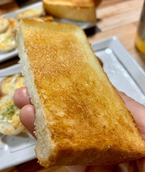 きねつき食パン 4枚切り 縦切り DONGURIプラス荒尾店
