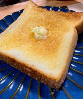 きねつき食パン 4枚切り バター乗せ DONGURIプラス荒尾店