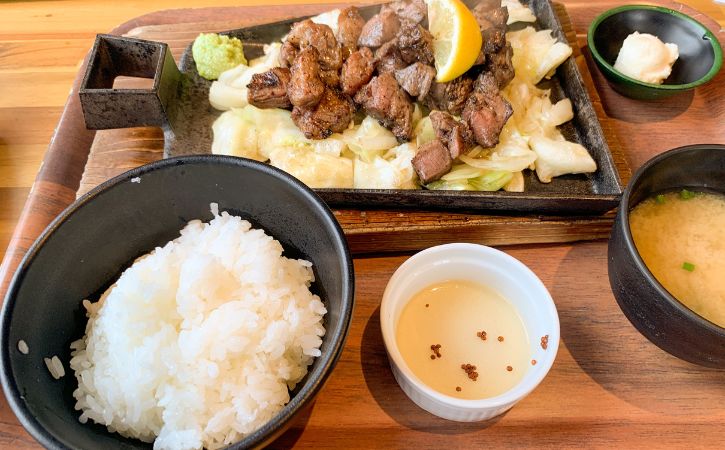 ハラミ食堂のダブル定食（炭火タン×ハラミ）。肉とご飯を食べまくる