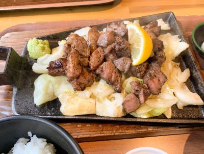 ハラミ食堂のダブル定食。お肉でご飯が進みまくり！