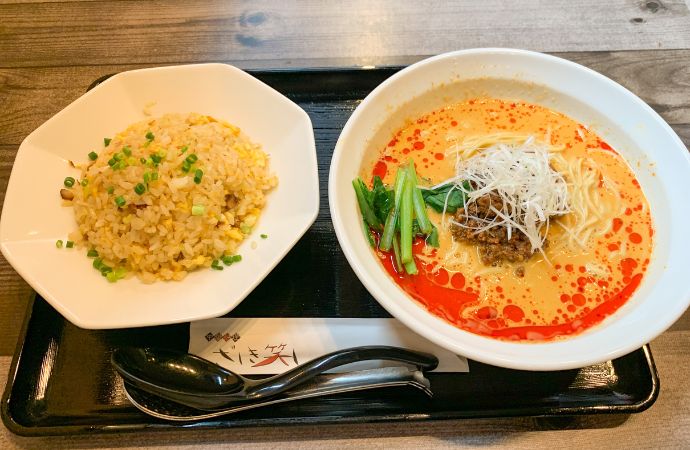 名物の坦々麺付き。ちゃーたんセット。炒飯付き。