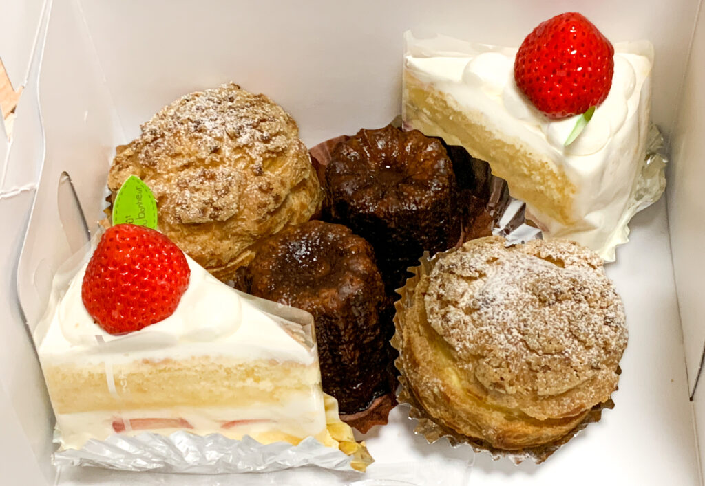 欧風創作菓子カプルスのケーキ（ショートケーキ、カヌレ、シュークリーム）