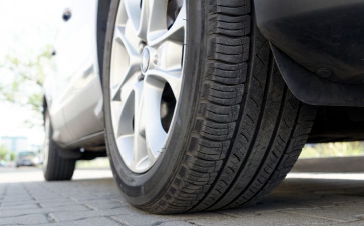 車のタイヤのイメージ画像