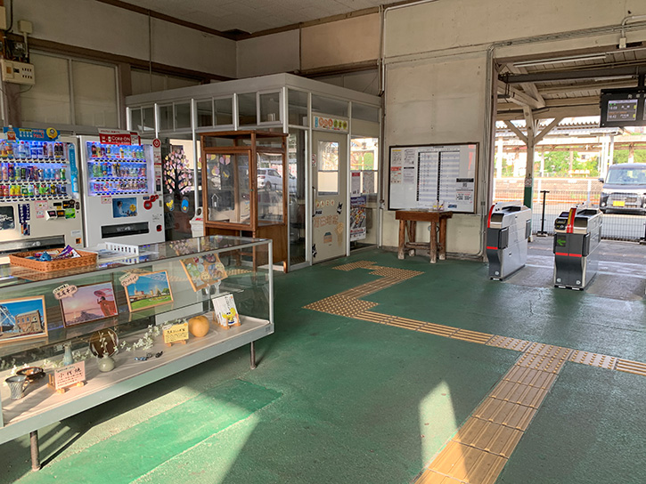 荒尾駅の構内