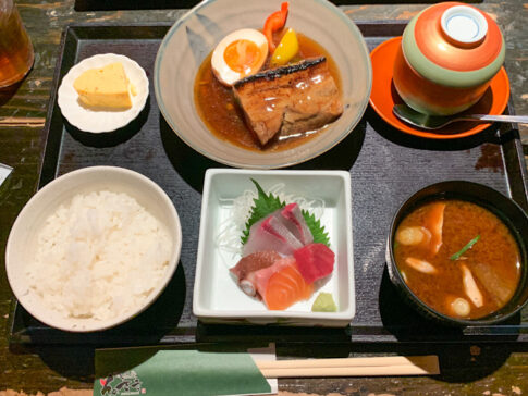 楽菜ダイニング喰堂の角煮と刺身ランチ