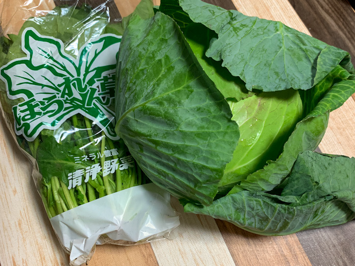 やおまささんのキャベツ、ほうれん草。これで200円（+税）
