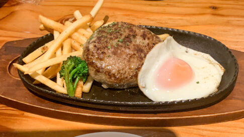 鉄板バルのハンバーグ
